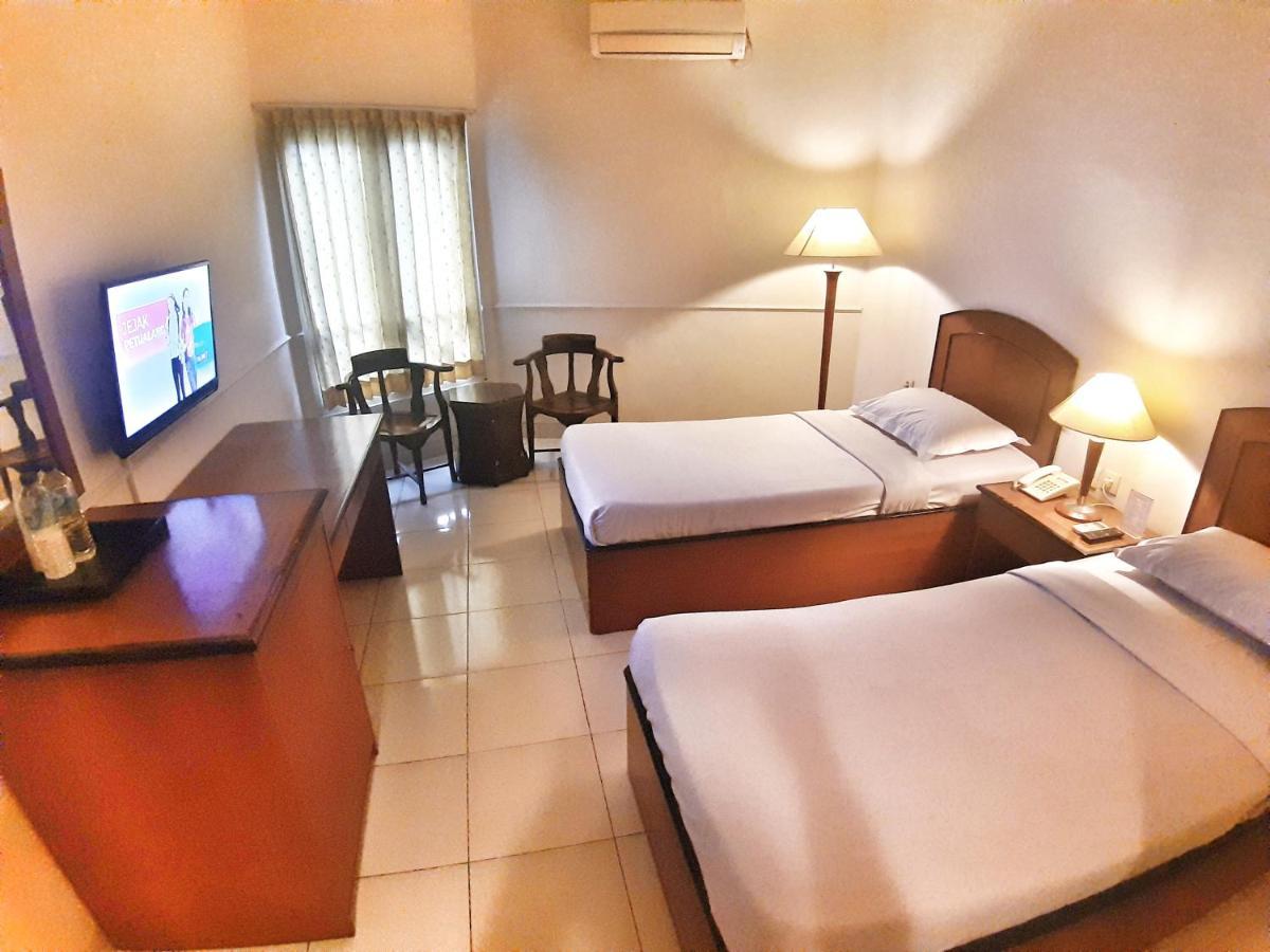 Alexander Hotel Tegal Exterior photo