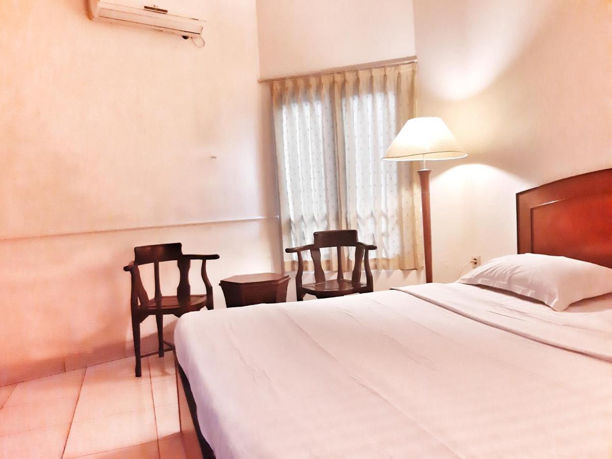 Alexander Hotel Tegal Exterior photo