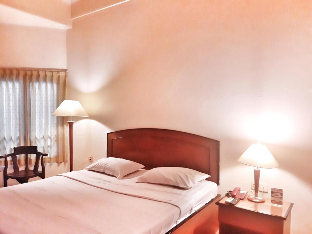 Alexander Hotel Tegal Exterior photo