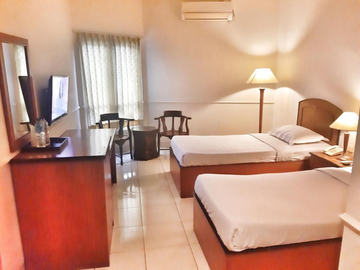 Alexander Hotel Tegal Exterior photo