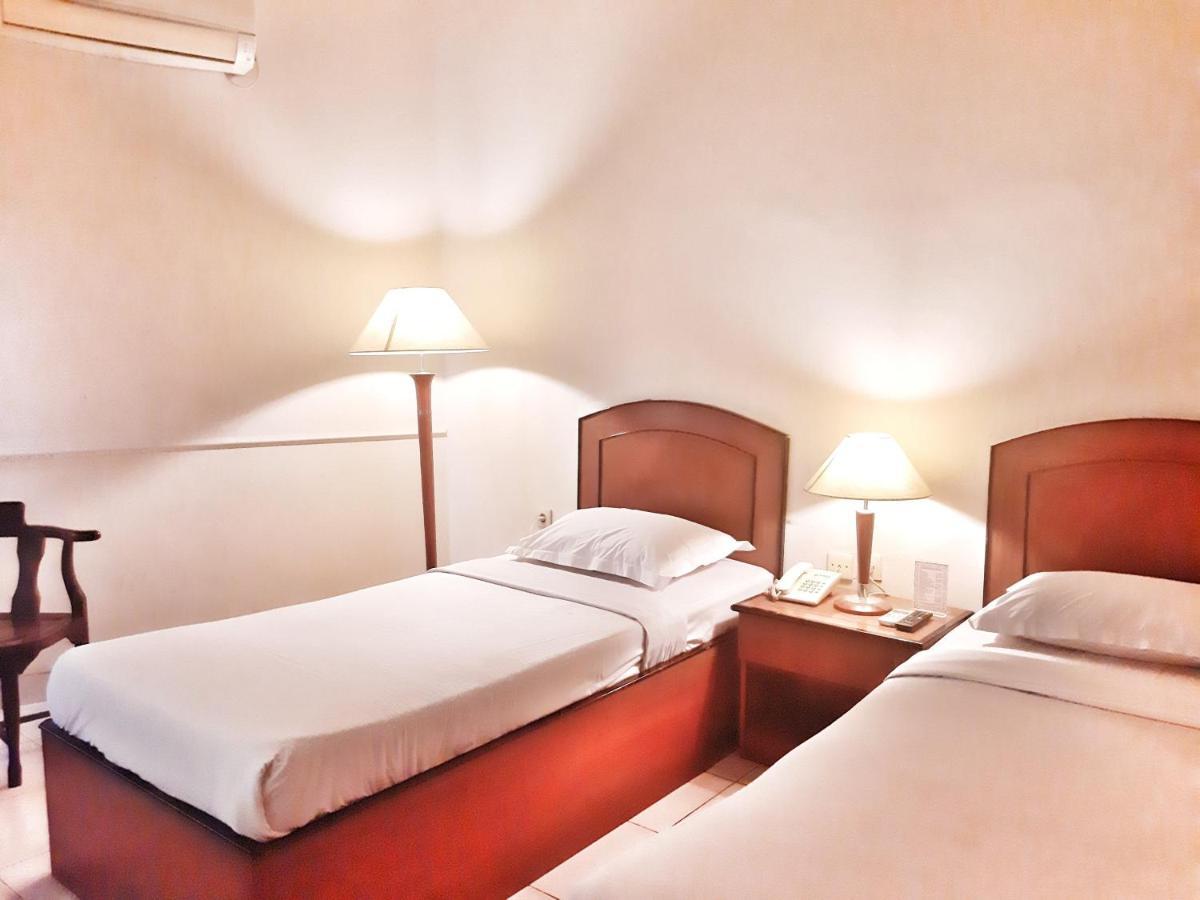 Alexander Hotel Tegal Exterior photo