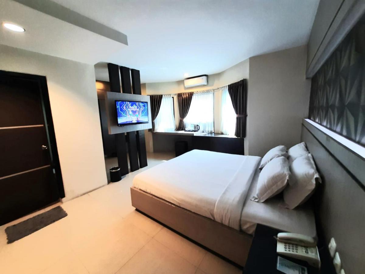 Alexander Hotel Tegal Exterior photo