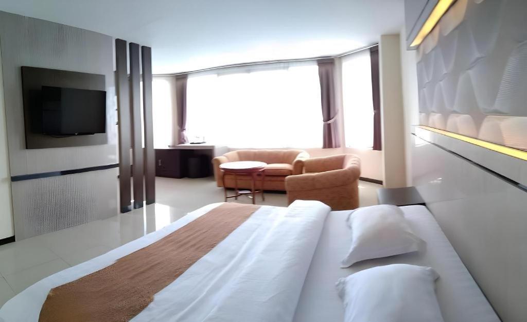 Alexander Hotel Tegal Exterior photo
