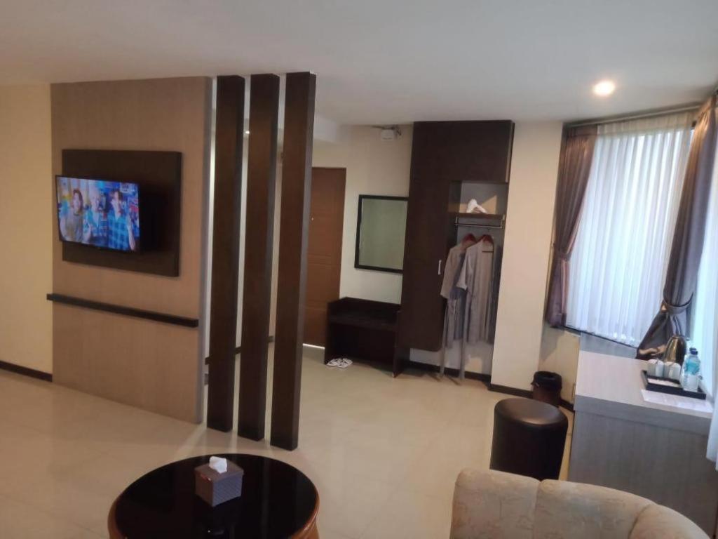 Alexander Hotel Tegal Exterior photo