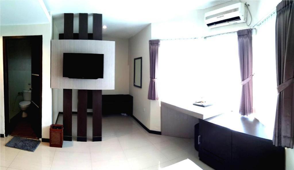 Alexander Hotel Tegal Exterior photo