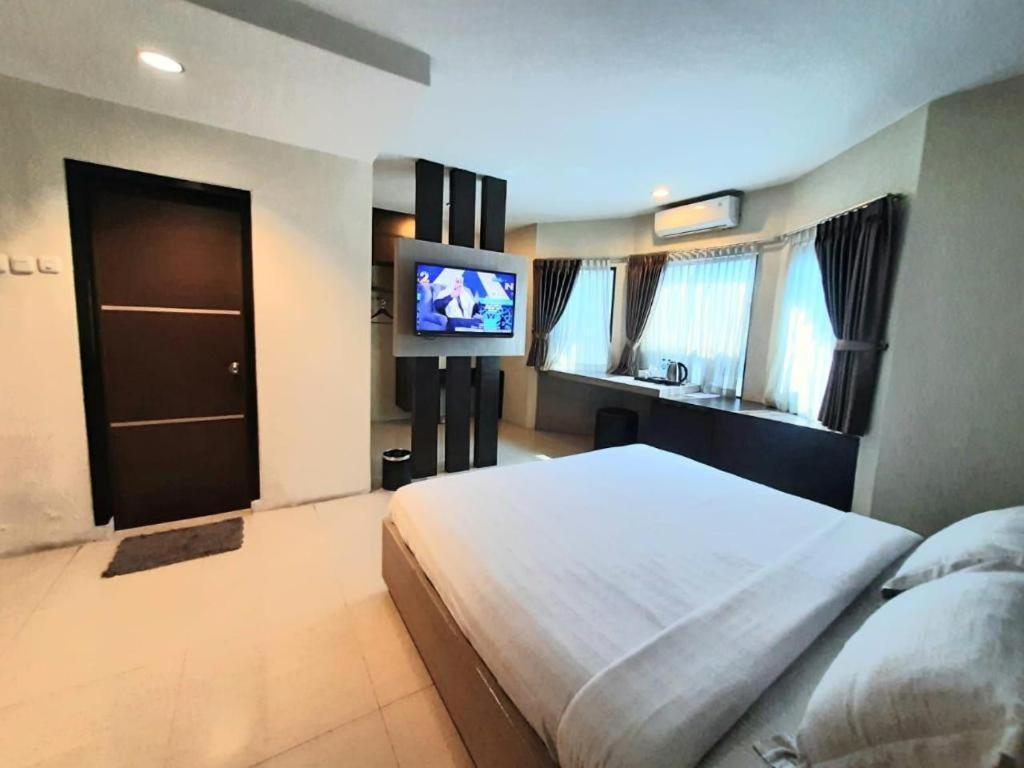 Alexander Hotel Tegal Exterior photo