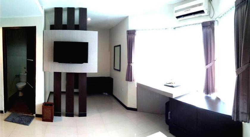 Alexander Hotel Tegal Exterior photo