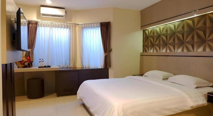 Alexander Hotel Tegal Exterior photo