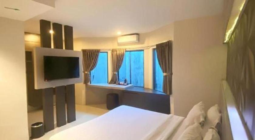 Alexander Hotel Tegal Exterior photo