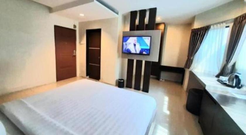 Alexander Hotel Tegal Exterior photo
