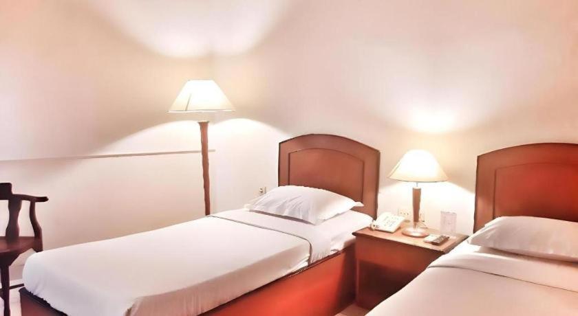 Alexander Hotel Tegal Exterior photo