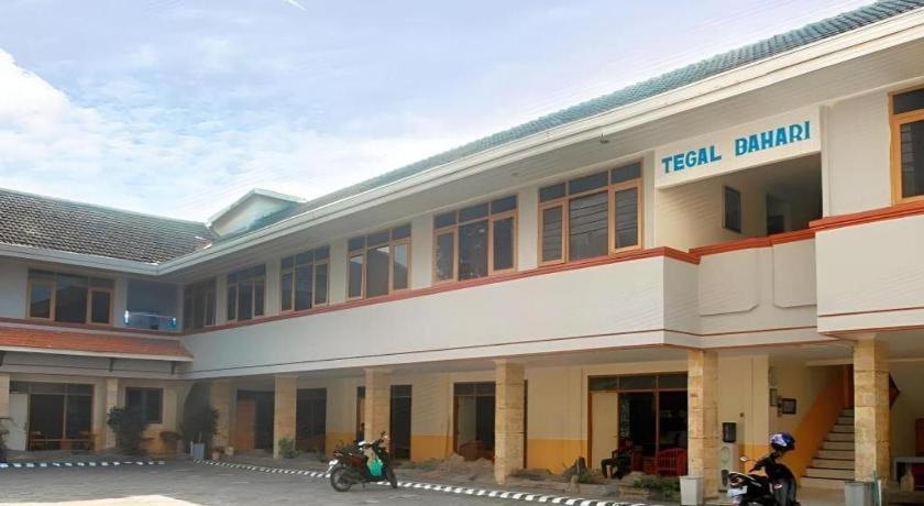 Alexander Hotel Tegal Exterior photo